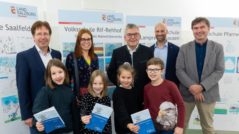Präsentation der Siegerklasse des Malwettbewerbs zur TrinkWasser!Schule in Salzburg.