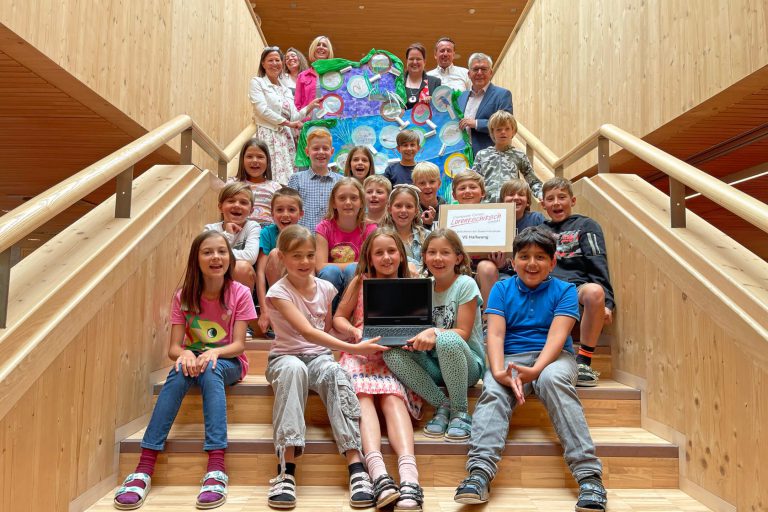 Kinder der Klasse 3b aus Hallwang mit ihrem Wasser-Kunstwerk bei der TrinkWasser!Schule.