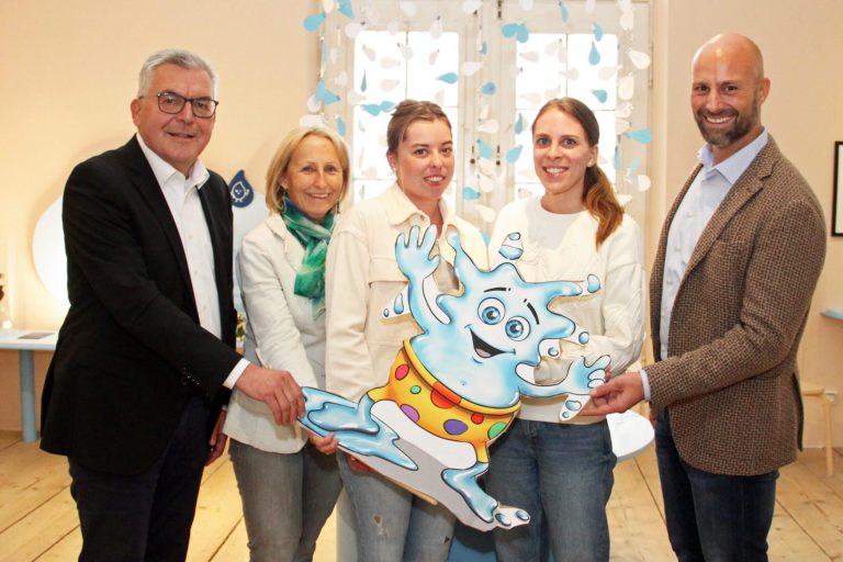 Lehrer:innen und Wasser-Maskottchen beim Auftakt der TrinkWasser!Schule in Hellbrunn.