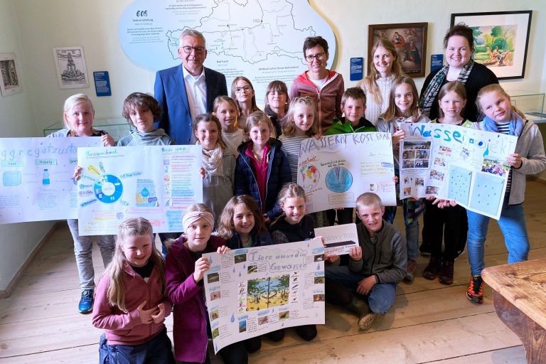 Kinder und Erwachsene präsentieren Projekte zur Bedeutung von Wasser im Monatsschlössl Salzburg.
