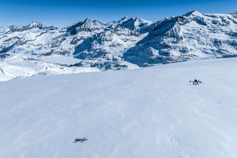 Georadar-Drohne auf dem Sonnblick-Gletscher mit schneebedeckten Bergen im Hintergrund.